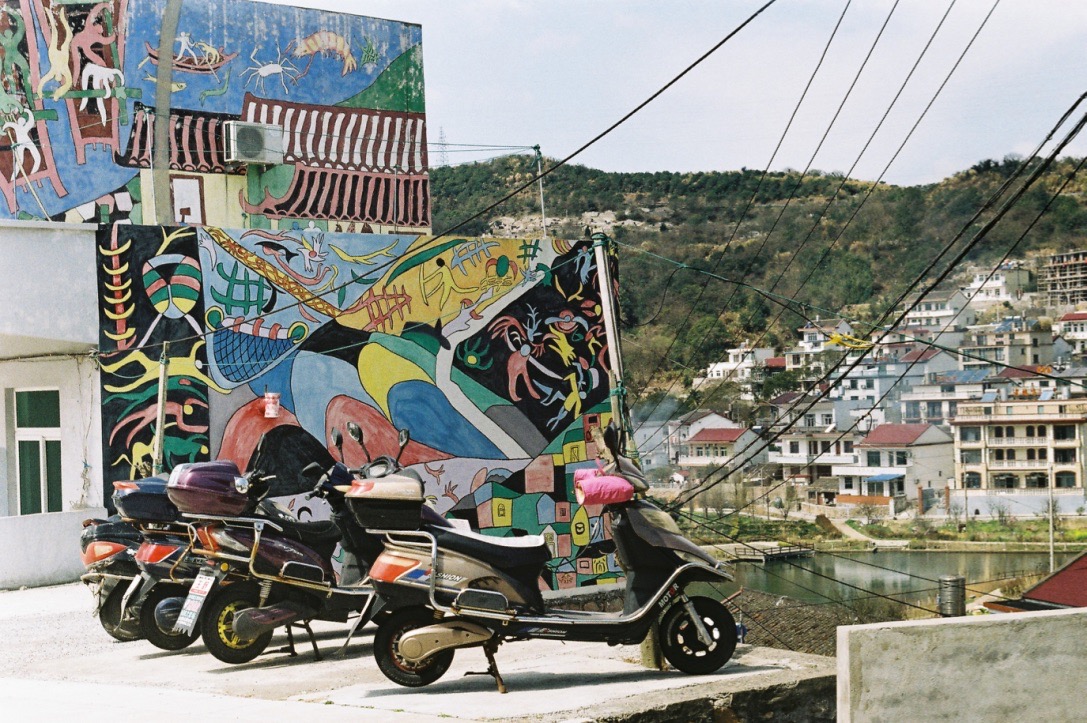 Színes festmények házfalakon