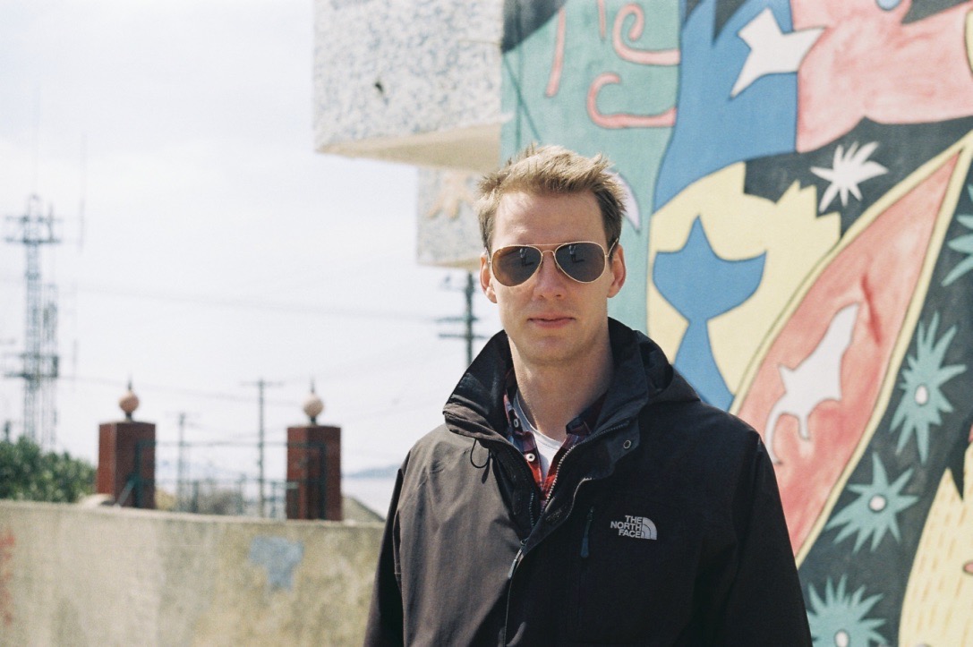 Samu egy festett ház előtt